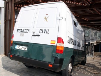 Una furgoneta de la Guàrdia Civil arriba aquest divendres als jutjats del Vendrell amb un dels detinguts en l'operació del dijous ACN