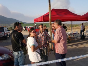 Manuel Civera i altres alcaldes al lloc de comandament durant l'incendi de 2012. ESCORCOLL