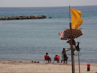 Bandera groga a la platja de l'Arenal de l'Hospitalet de l'Infant on aquest dissabte ha mort un banyista ACN