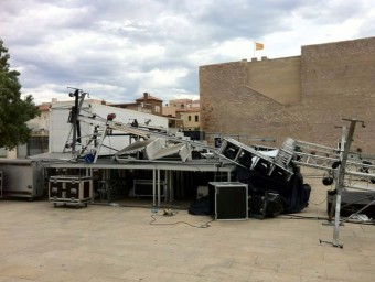 Aspecte de l'escenari, des del costat, amb el pont de llums tombat ACN