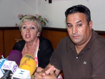 Montse Gassull, regidora d'ERC a Torredembarra, i Rachid El Ghzaoui, extreballador de l'empresa de Daniel Masagué, en roda de premsa ACN