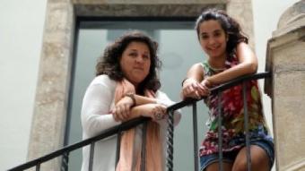 Gemma Aguilar, una de les coordinadores de la Casa de Recés, amb Zaira Salguero a l'escala de l'entrada del centre d'acolliment residencial temporal QUIM PUIG