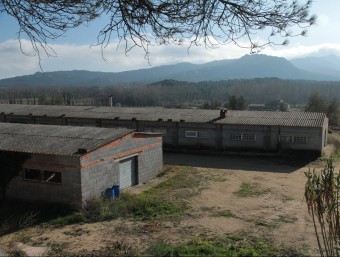 Les velles naus del Mas Cateura i, en segon terme, un alberg de turisme rural situat a un centenar de metres E.A