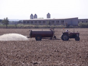 Fertilització en vano de purins . La nova normativa obligarà a dipositar-la a terra ARXIU