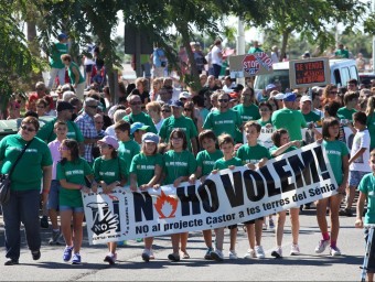 La crisi sísmica va fer sortir milers de persones a manifestar-se a les Cases d'Alcanar. ARXIU /ELISABETH MAGRE