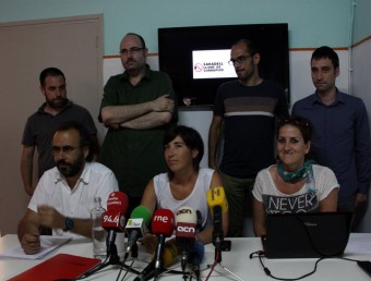 Membres de la Plataforma Sabadell Lliure de Corrupció, aquest dijous durant la roda de premsa a la seu d'EUiA a Sabadell ACN