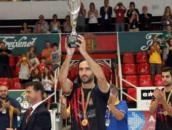 El capità de la selecció catalana Marc navarro aixeca la copa del Tricentenari JUANMA RAMOS
