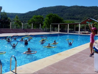 Sessió d'aquagim a la piscina del poble. B. SILVESTRE