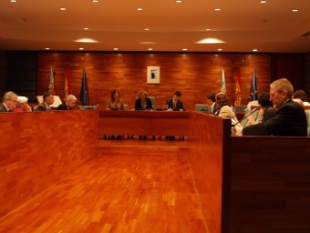 Vicent Beguer (a la dreta) ocupa la cadira de regidor al Plenari Municipal. ESCORCOLL