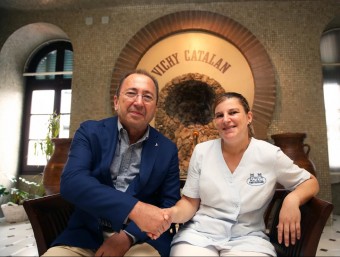 Diego Piedra i Iolanda Garcia en una de les sales de l'hotel balneari Vichy Catalan JOAN CASTRO / ICONNA