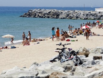 Banyistes a la platja de Cabrera de Mar una de les més afectades del Baix Maresme per la manca de sorra. QUIM PUIG