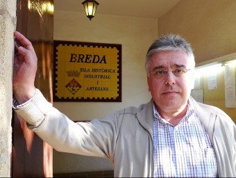 Jordi Iglesias , al davant de l'edifici de l'ajuntament de Breda, ha decidit deixar l'alcaldia N. FORNS