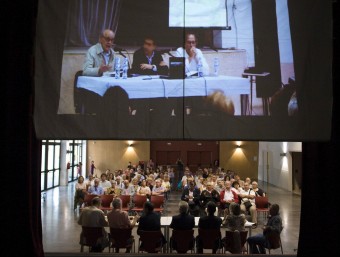 L'acte d'ahir, amb la projecció d'una foto de l'acte del 2007 en la part superior LLUÍS SERRAT