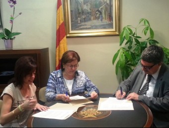 El director de Comerç, Josep Maria Recasens , signa amb l'alcaldessa del Tàrrega, Rosa Maria Perelló, i la vicepresidenta de l'Associació Foment Targarí, Cristina Bautista ACN