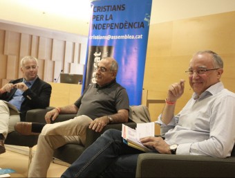 Xavier Serra, Joaquim Nadal i Salvador Cardús, abans de començar el debat ahir a la tarda sobre religió i política a l'Auditori de Girona. LLUÍS SERRAT