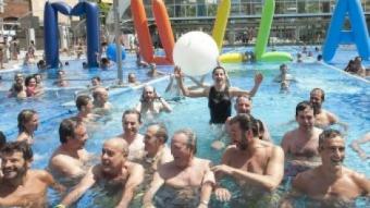La piscina del Dyr amb diversos actors i autoritats, amb Boi Ruiz i Xavier Trias al capdavant, durant le festa JOSEP LOSADA
