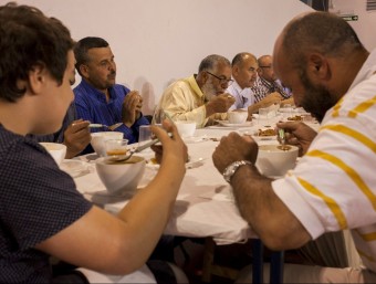 Un detall del sopar que es va celebrar divendres a Torelló (Osona) MARC SANYÉ / EL 9 NOU