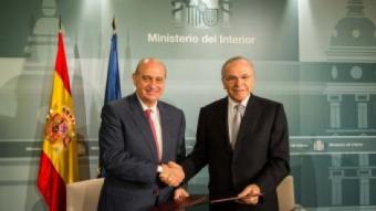 Fernández i Fainé signant ahir l'acord sobre reclusos EPA
