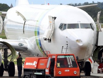 Tècnics reparant ahir l'avió a l'aeroport de Vilobí JOAN CASTRO / ICONNA