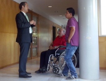 Els imputats Ángel José Sadén (a la dreta) i Bruno Rebugent (al mig), parlant ahir amb el seu advocat, Jordi Coma G. P