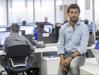 Carlos Galí, un dels socis d'Onebox, a les oficines de la ‘start-up' a Barcelona.  ALBERT SALAMÉ
