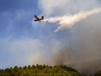 Un hidroavió participa en l'incendi d'ara fa dos anys a la Serrella. EL PUNT AVUI