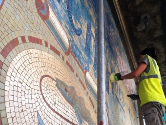 La retirada dels mosaics l'ha fet una empresa de restauració especialitzada. A. GAMARRA