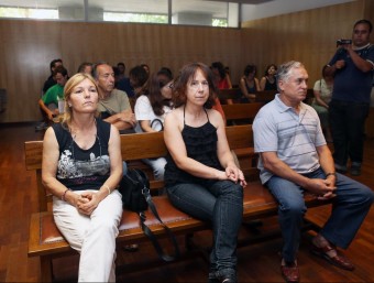 Els tres imputats , asseguts al banc dels acusats ahir just abans de començar el judici JOAN CASTRO / ICONNA