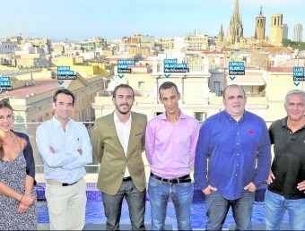 Els representant de vuit de les deu empreses posen en una foto conjunta a la terrassa de l'Hotel Bagués de les Rambles de Barcelona juanma ramos