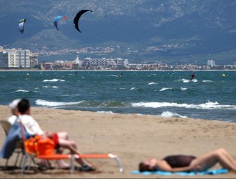 La pràctica del kitesurf és un dels aspectes que es vol regular per facilitar la convivència amb els banyistes LLUÍS SERRAT