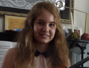 Glòria Vila, amb el seu violí, a casa seva J.T