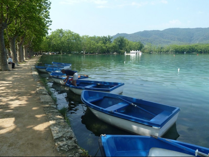 L'estany de Banyoles atrau cada any a una multitud d'esportistes que participen en proves o que hi entrenen. J.C