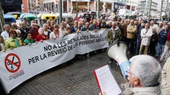 Manifestació a Barcelona en contra de les retallades que violen la Llei de dependència ARXIU