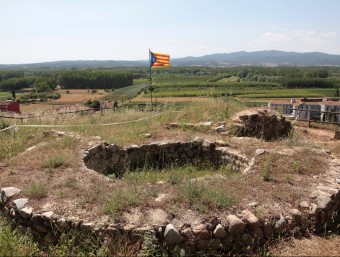 Les restes del castell de Cervià, un enclau característic del municipi