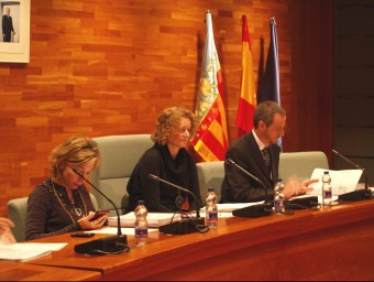 Empar Folgado entre els tècnics de carrera de l'Ajuntament en el Plenari. ESCORCOLL