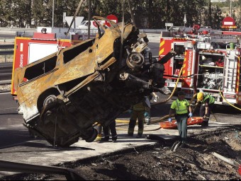 La furgoneta en què anaven les vuit persones que dimarts van morir en xocar amb un camió a l'A-7 MORELL/ EFE