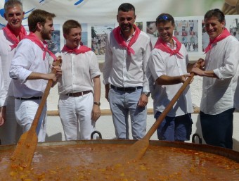 Salvador Balliu, tercer per l'esquerra, observa rient com Jordi Orobitg remena l'estofat. NURI FORNS