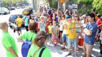 Infants i adolescents , becats per la fundació, ahir a Barcelona abans de marxa de colònies a Planoles ANDREU PUIG