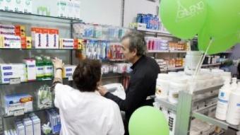 Una farmàcia de Barcelona. L'entitat Petits Somriures té el suport de vuit dentistes, tres òptiques, dues farmàcies i una ortopèdia del barri ORIOL DURAN