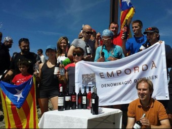 Alguns dels participants en la pujada al Puigmal, a punt de gaudir del tast de vins. EL PUNT AVUI