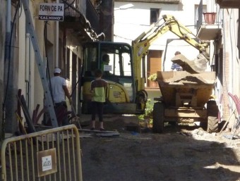 Màquines treballant en les obres del carrer del doctor Carulla de Serinyà. R. E