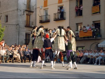 Un dels moments culminants del ball de la Gala, una dansa que dóna nom a la plaça de Campdevànol on es balla. J.C