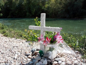 Un creu recordava l'any 2012 un dels banyistes que va morir aquell estiu a Camarasa ORIOL BOSCH / ACN