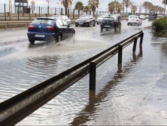 La pluja inunda un dels carrils de la Nacional II a l'alçada de Vilassar de Mar ACN
