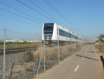 Una unitat del Metro circula per l'Horta. ESCORCOLL