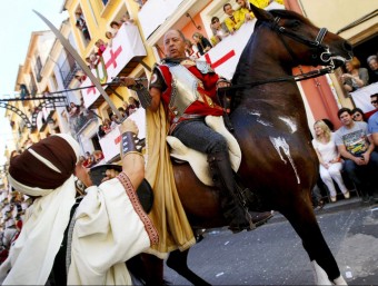 Entrada de les filades cristianes en les festes d'enguany. EL PUNT AVUI