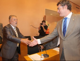 El nou alcalde torrenc, Enric Grangel (esquerra) saluda el seu predecessor al càrrec, Pere Font JUDIT FERNÀNDEZ