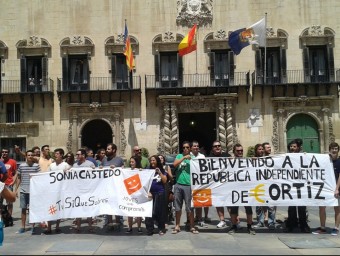 Concentració contra Castedo a les portes de l'Ajuntament. B. VIDAL