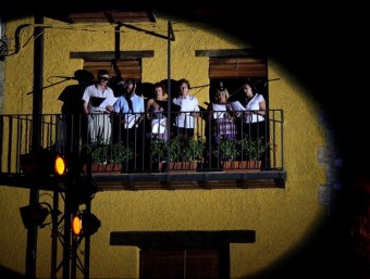 Detall d'una de les actuacions des d'un balcó de la plaça del Gambeto de Riudaura. J.C