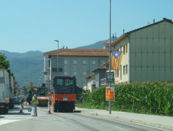 Un detall dels treballs de millora del paviment que es duen a terme a la travessera de les Preses. J.C